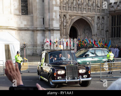 Londra, Regno Unito. Undicesimo Mar, 2019. Il principe Carlo e la duchessa di Cornovaglia, Camilla, onda per le persone al di fuori, quando si lascia il Commonwealth giorno di servizio presso l'Abbazia di Westminster, Londra, questo pomeriggio. Credito: Joe/Alamy Live News Foto Stock