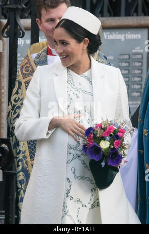 Londra, Regno Unito. 11 marzo, 2019. Fortemente incinta, S.A.R. Meghan, duchessa di Sussex, mantiene il suo bambino dosso come lei lascia Westminster Abbey a seguito di un servizio per il Commonwealth giorno Credito: Chris Aubrey/Alamy Live News Foto Stock