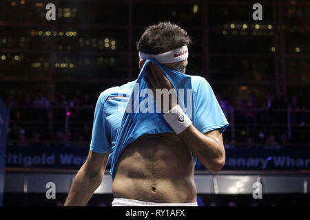 Londra, Regno Unito. Undicesimo Mar, 2019. Marwan ElShorbagy d'Egitto in azione contro Borja Golan di Spagna. Citigold Canary Wharf Squash Classic, giorno 2 presso l'East Wintergarden in Canary Wharf, Londra lunedì 11 marzo 2019. pic da Steffan Bowen/Andrew Orchard fotografia sportiva/Alamy Live news Credito: Andrew Orchard fotografia sportiva/Alamy Live News Foto Stock