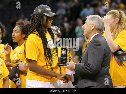 Oklahoma City, OK, Stati Uniti d'America. Undicesimo Mar, 2019. Centro Baylor Kalani marrone (21) è presentato con il giocatore il più eccezionale per la Phillips 66 12 Grandi Womens campionato di pallacanestro di torneo a Chesapeake Energy Arena in Oklahoma City, OK. Siegel grigio/CSM/Alamy Live News Foto Stock