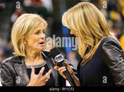 Oklahoma City, OK, Stati Uniti d'America. Undicesimo Mar, 2019. Baylor Head Coach Mulkey Kim è stato intervistato da Fox Sports Stacey Dales dopo aver vinto la Phillips 66 12 Grandi Womens Campionato di basket a Chesapeake Energy Arena in Oklahoma City, OK. Siegel grigio/CSM/Alamy Live News Foto Stock