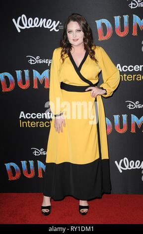 Los Angeles, CA, Stati Uniti d'America. Undicesimo Mar, 2019. Lauren cenere a arrivi per DUMBO Premiere, Dolby Theatre a Hollywood e Highland Center, Los Angeles, CA Marzo 11, 2019. Credito: Elizabeth Goodenough/Everett raccolta/Alamy Live News Foto Stock