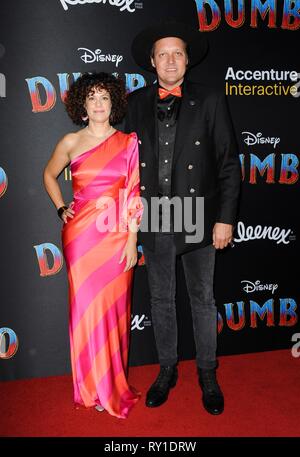 Los Angeles, CA, Stati Uniti d'America. Undicesimo Mar, 2019. Régine Chassagne, Win Butler presso gli arrivi per DUMBO Premiere, Dolby Theatre a Hollywood e Highland Center, Los Angeles, CA Marzo 11, 2019. Credito: Elizabeth Goodenough/Everett raccolta/Alamy Live News Foto Stock