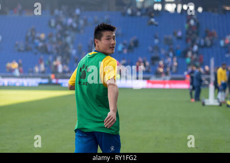 2nd, marzo 2019, RCDE Stadium, Cornellà, Spagna. La Liga, match tra RCD Espanyol e R.Valladolid. Wu Lei (24) Dire ciao ai tifosi. Credito: © Joan Gosa 2019/Alamy. Foto Stock