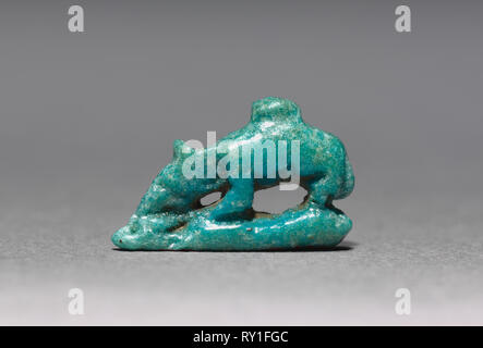 Amuleto di Megera, 715-332 A.C. Egitto, fine periodo. Verde Turchese faience; complessivo: 1 cm (3/8 in Foto Stock