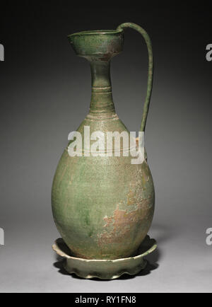 Ewer con corolla Base, 907-1125. Cina, Manciuria, Dinastia Liao (916-1125). Ceramiche; diametro: 54,6 cm (21 1/2 in.), in totale: 39,4 cm (15 1/2 in.); base: 19,4 x 18 cm (7 5/8 x 7 1/16 in Foto Stock