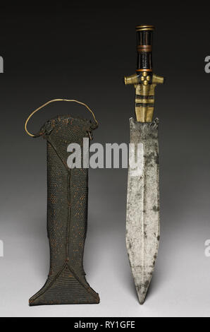 Coltello, 1800s. In Africa centrale e nella Repubblica democratica del Congo, del xix secolo. Ferro forgiato, legno, rame e ottone; complessivo: 49,8 cm (19 5/8 in.); blade: 33 cm (13 Foto Stock