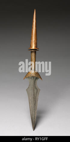 Coltello, 1800s. In Africa centrale e nella Repubblica democratica del Congo, del xix secolo. Il ferro battuto e rame; complessivo: 42,6 cm (16 3/4 in.); blade: 19,8 cm (7 13/16 in Foto Stock