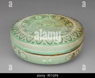 Scatola e coperchio con intarsio di Phoenix Design, 918-1392. Corea, periodo Goryeo (918-1392). Terracotte; diametro: 19,4 cm (7 5/8 in.), in totale: 12,7 cm (5 in Foto Stock