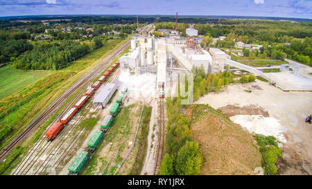 La fabbrica di calcare in una vista aerea dove ci sono il treno ferrovie sull'altro lato della fabbrica Foto Stock