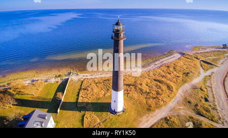 Vista aerea della Sorve faro. Il calcestruzzo cilindrico faro in Saaremaa Estonia Foto Stock