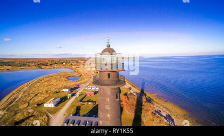 La parte superiore del faro Sorve e case costruite dagli isolani nell'isola di Saaremaa Estonia Foto Stock