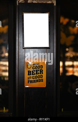 Primo piano di una lavagna vuota nel pub interno. Mock up, affissioni, annuncio space frame Foto Stock