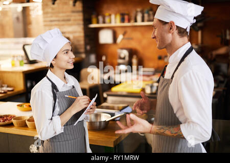 Chef Menu Discussione Foto Stock