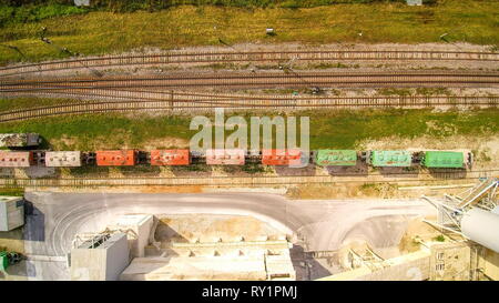 La vista aerea della ferrovia al di fuori della fabbrica di calcare in cava Foto Stock