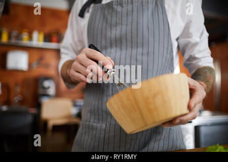 Chef Uova di miscelazione Foto Stock