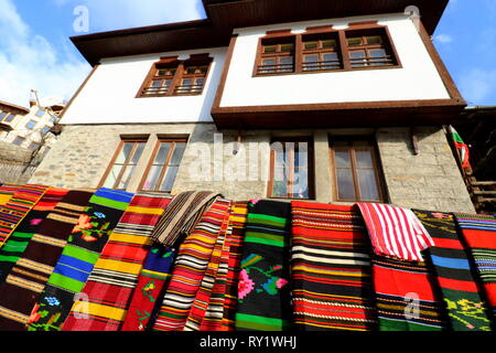 Tessuti a mano tappeti con Etnica e folk pattern nel villaggio di Rodopi di Shiroka Luka, Bulgaria Foto Stock