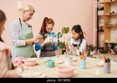 Un gruppo di ragazzi in classe in ceramica Foto Stock