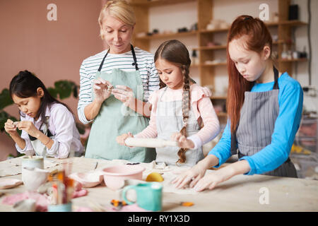 Classe ceramica per bambini Foto Stock