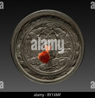 Specchio, 1615-1868. Giappone, Periodo Edo (1615-1868). Bronzo; diametro: 7 cm (2 3/4 in Foto Stock