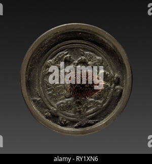 Specchio, 1615-1868. Giappone, Periodo Edo (1615-1868). Bronzo; diametro: 4,6 cm (1 13/16 in Foto Stock