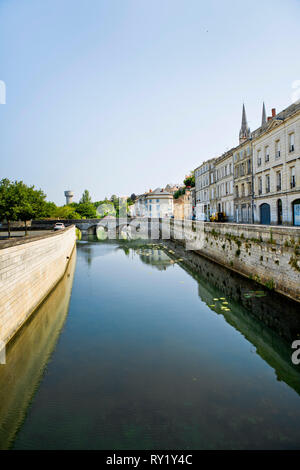 Niort (centro-ovest della Francia): facciate di edifici lungo le rive del Sèvre Niortaise river, quay "quai Cronstadt", nel centro della città Foto Stock