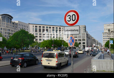 Tempolimit, Luftreinhaltung, Leipziger Strasse, nel quartiere Mitte di Berlino, Deutschland Foto Stock