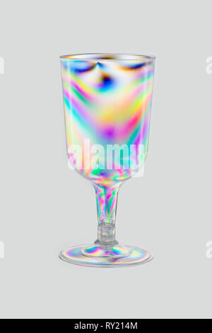 Normalmente invisibile modelli di accentazione reso visibile con illuminazione polarizzata sulla plastica trasparente stampato beve vino vetro, photo elasticità Foto Stock