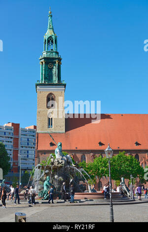 Neptunbrunnen, Marienkirche, Spandauer Strasse, nel quartiere Mitte di Berlino, Deutschland Foto Stock