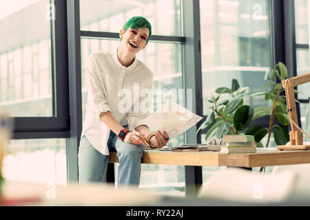 Il piacere di talento Bella Donna che mantiene il suo disegno Foto Stock