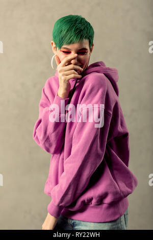 Felice donna positiva mostrando il suo emozioni positive Foto Stock