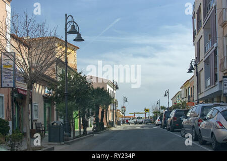 PALAU COSTA SMERALDA, Sardegna, Italia - Marzo 7, 2019: vista sulla strada verso il porto con belle luci di strada, automobili parcheggiate e stazione di gas su un o Foto Stock