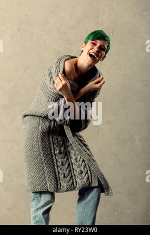 Positivo donna allegra che mostra le sue emozioni a voi Foto Stock