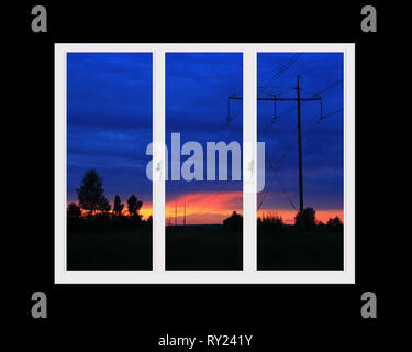 Finestre in plastica con vista sul bel tramonto di cremisi. Vista dalla finestra di casa al tramonto. Tramonto di cremisi al di fuori di finestra. Serata al di fuori Foto Stock
