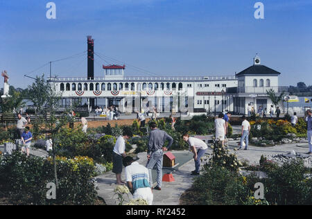 Thorpe Belle battello a vapore e un minigolf, Thorpe Park, Surrey, Inghilterra, Regno Unito. Circa ottanta Foto Stock