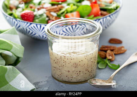 In casa poppyseed condimento per insalata Foto Stock