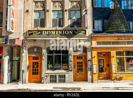 Montreal, Quebec, Canada-March 9 2019: negozio di fronte a Montreal Downtown in una giornata di sole Foto Stock