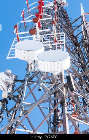 Rete di telecomunicazione di ripetitori, la stazione ricetrasmittente di base. Torre di comunicazione wireless antenna di trasmettitore e ripetitore. Torre di telecomunicazioni Foto Stock