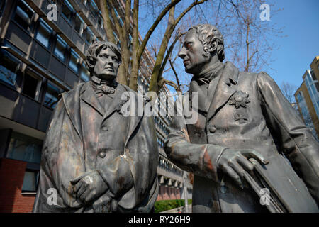 Standbilder Christian Peter Wilhelm Friedrich Beuth und Wilhelm von Humboldt, DIN, Burggrafenstrasse, il Tiergarten, nel quartiere Mitte di Berlino, Deutschland Foto Stock