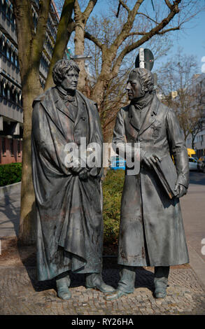 Standbilder Christian Peter Wilhelm Friedrich Beuth und Wilhelm von Humboldt, DIN, Burggrafenstrasse, il Tiergarten, nel quartiere Mitte di Berlino, Deutschland Foto Stock