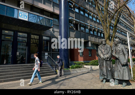 Standbilder Christian Peter Wilhelm Friedrich Beuth und Wilhelm von Humboldt, DIN, Burggrafenstrasse, il Tiergarten, nel quartiere Mitte di Berlino, Deutschland Foto Stock