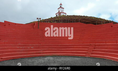 Svuotare il wrestling arena con una sorprendente red sedili utilizzati per il combattimento tradizionale noto come lucha Canarias o delle Canarie nel wrestling La Frontera El Hierro Foto Stock