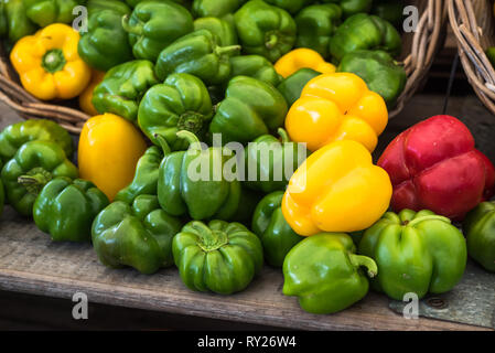 Verde, rosso e giallo peperoni al mercato Foto Stock