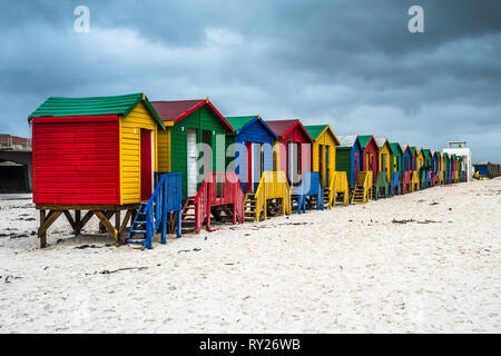 Spiaggia di colorate case in Muizenberg, Sud Africa Foto Stock