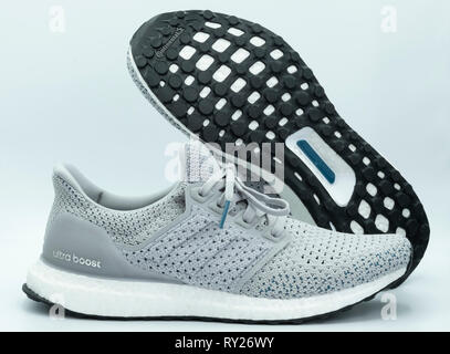 Adidas Ultraboost scarpe running ritagliare isolati su sfondo bianco Foto Stock