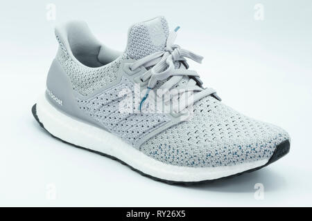 Adidas Ultra Boost Clima grigio sneaker intaglio isolato su sfondo bianco Foto Stock