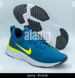 Blu odissea Nike reagiscono scarpe running ritagliare isolati su sfondo bianco Foto Stock