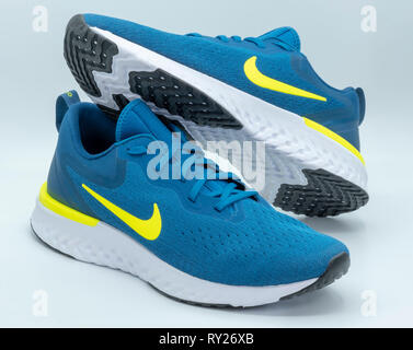 Blu odissea Nike reagiscono scarpe running ritagliare isolati su sfondo bianco Foto Stock