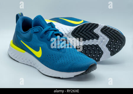 Blu odissea Nike reagiscono scarpe running ritagliare isolati su sfondo bianco Foto Stock