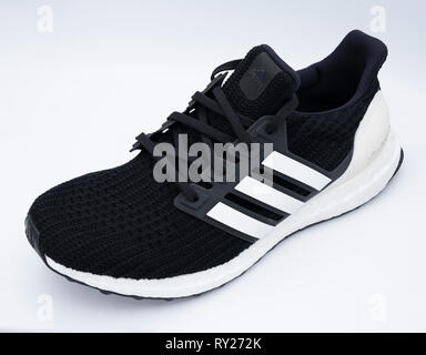 Adidas Ultraboost sneaker ritagliare isolati su sfondo bianco Foto Stock